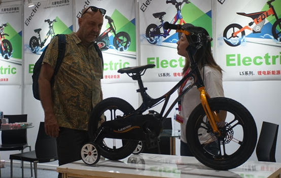 印尼总统佐科·维多多亲临Asiabike Jakarta 2024国际自行车展现场(images 6)