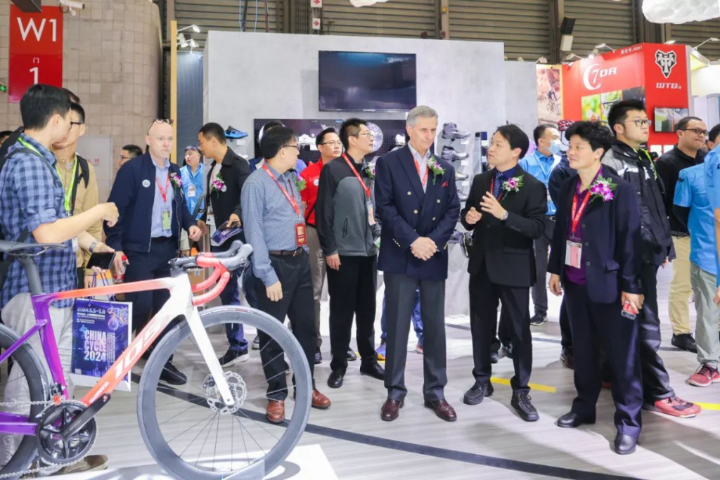 第32届中国国际自行车展览会盛大开幕 多国外交官亲临巡馆观看（images 3）