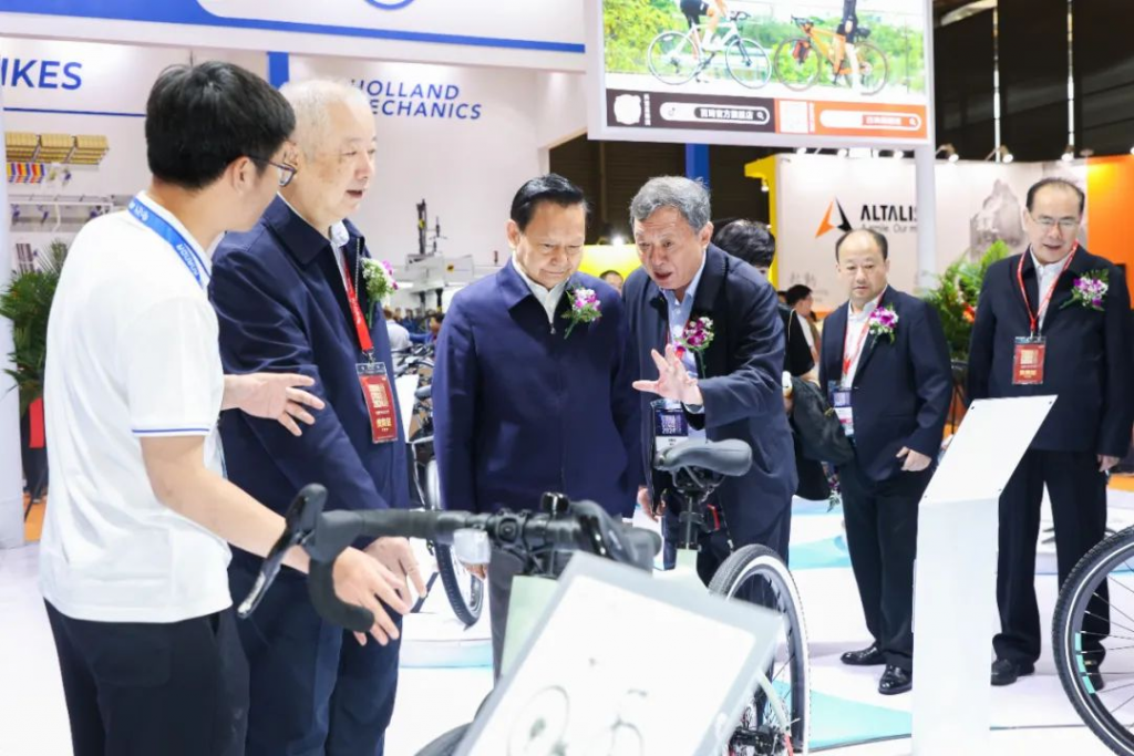 第32届中国国际自行车展览会盛大开幕 多国外交官亲临巡馆观看（images 2）